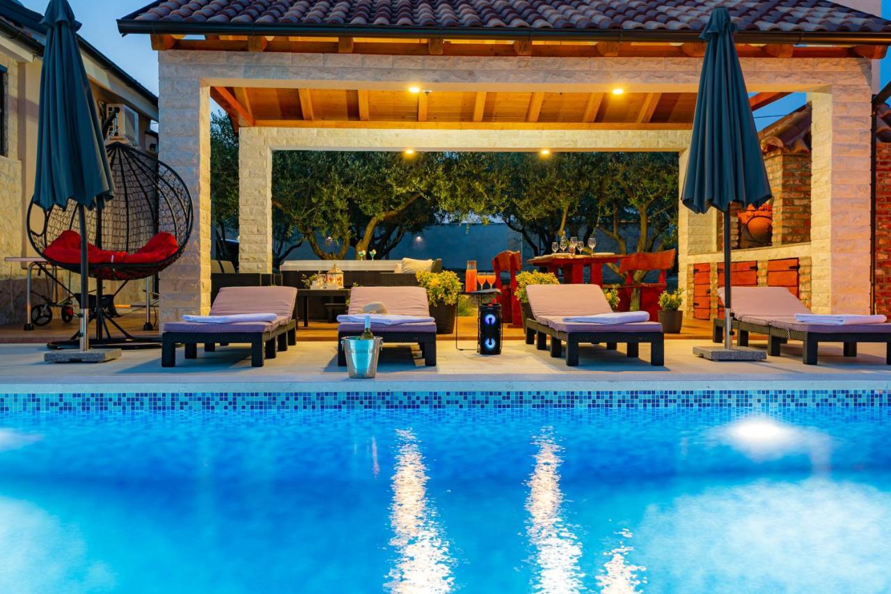 Villa Lorema-Pet Friendly On 5000 Sqm Garden,Pool, Jacuzzi, Billiard&Ps5 Sveti Filip i Jakov Ngoại thất bức ảnh