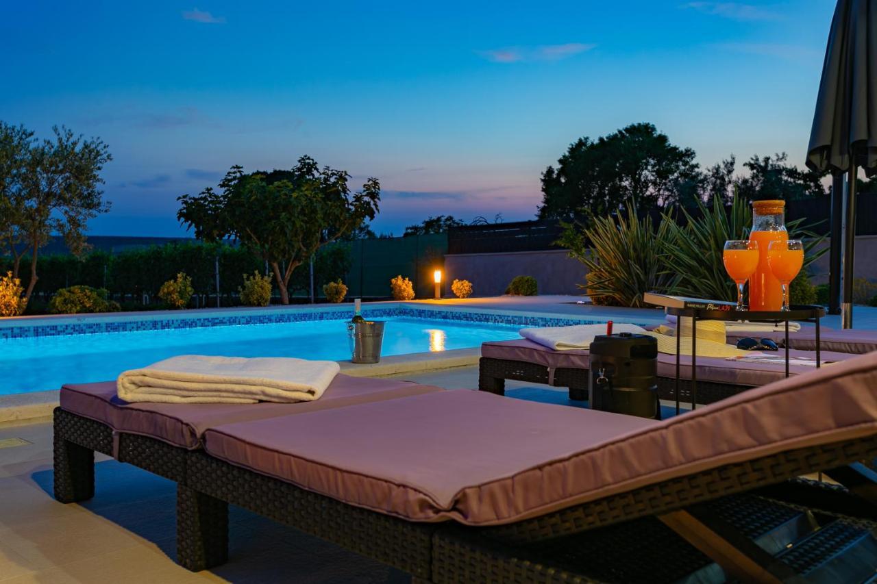 Villa Lorema-Pet Friendly On 5000 Sqm Garden,Pool, Jacuzzi, Billiard&Ps5 Sveti Filip i Jakov Ngoại thất bức ảnh