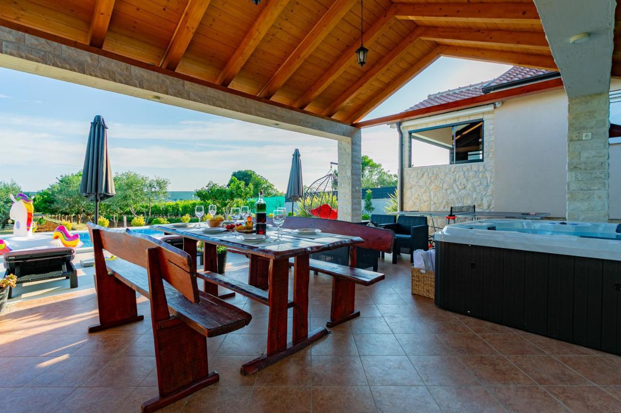 Villa Lorema-Pet Friendly On 5000 Sqm Garden,Pool, Jacuzzi, Billiard&Ps5 Sveti Filip i Jakov Ngoại thất bức ảnh