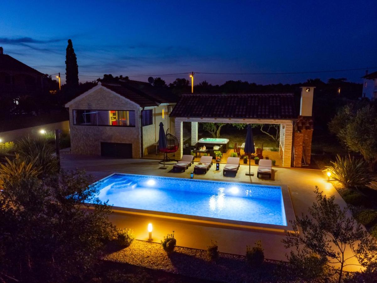 Villa Lorema-Pet Friendly On 5000 Sqm Garden,Pool, Jacuzzi, Billiard&Ps5 Sveti Filip i Jakov Ngoại thất bức ảnh