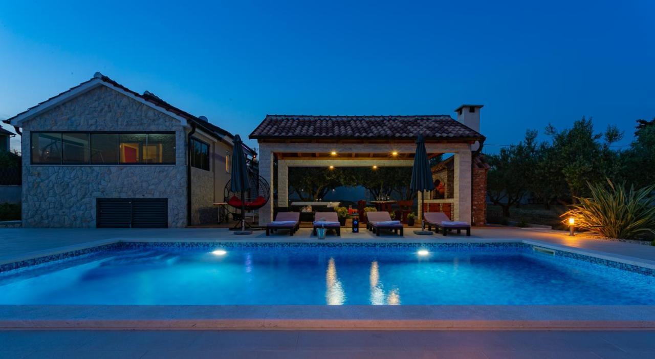 Villa Lorema-Pet Friendly On 5000 Sqm Garden,Pool, Jacuzzi, Billiard&Ps5 Sveti Filip i Jakov Ngoại thất bức ảnh