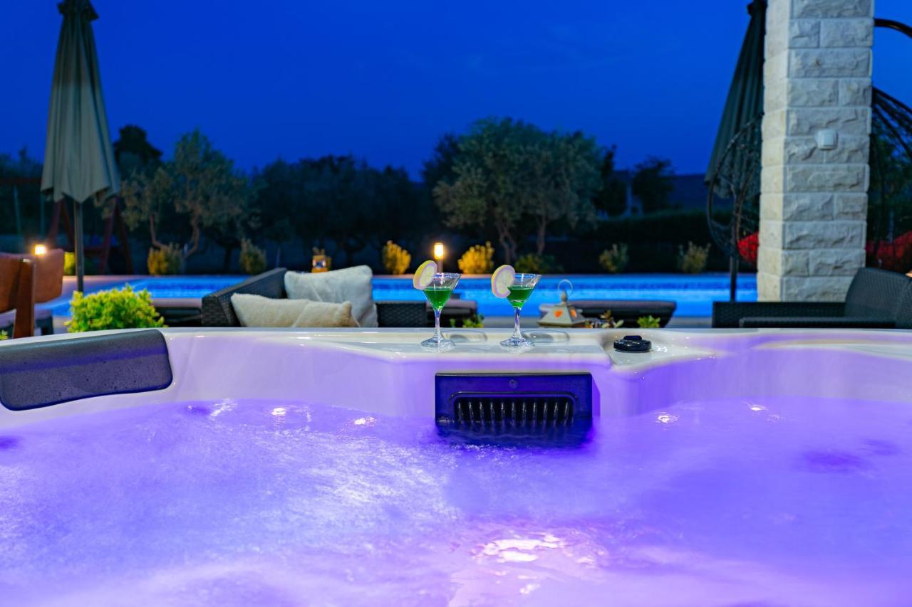 Villa Lorema-Pet Friendly On 5000 Sqm Garden,Pool, Jacuzzi, Billiard&Ps5 Sveti Filip i Jakov Ngoại thất bức ảnh