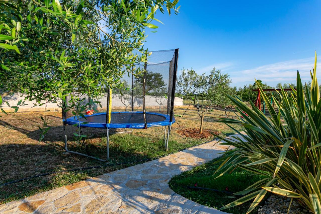 Villa Lorema-Pet Friendly On 5000 Sqm Garden,Pool, Jacuzzi, Billiard&Ps5 Sveti Filip i Jakov Ngoại thất bức ảnh