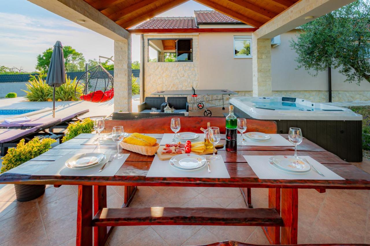 Villa Lorema-Pet Friendly On 5000 Sqm Garden,Pool, Jacuzzi, Billiard&Ps5 Sveti Filip i Jakov Ngoại thất bức ảnh