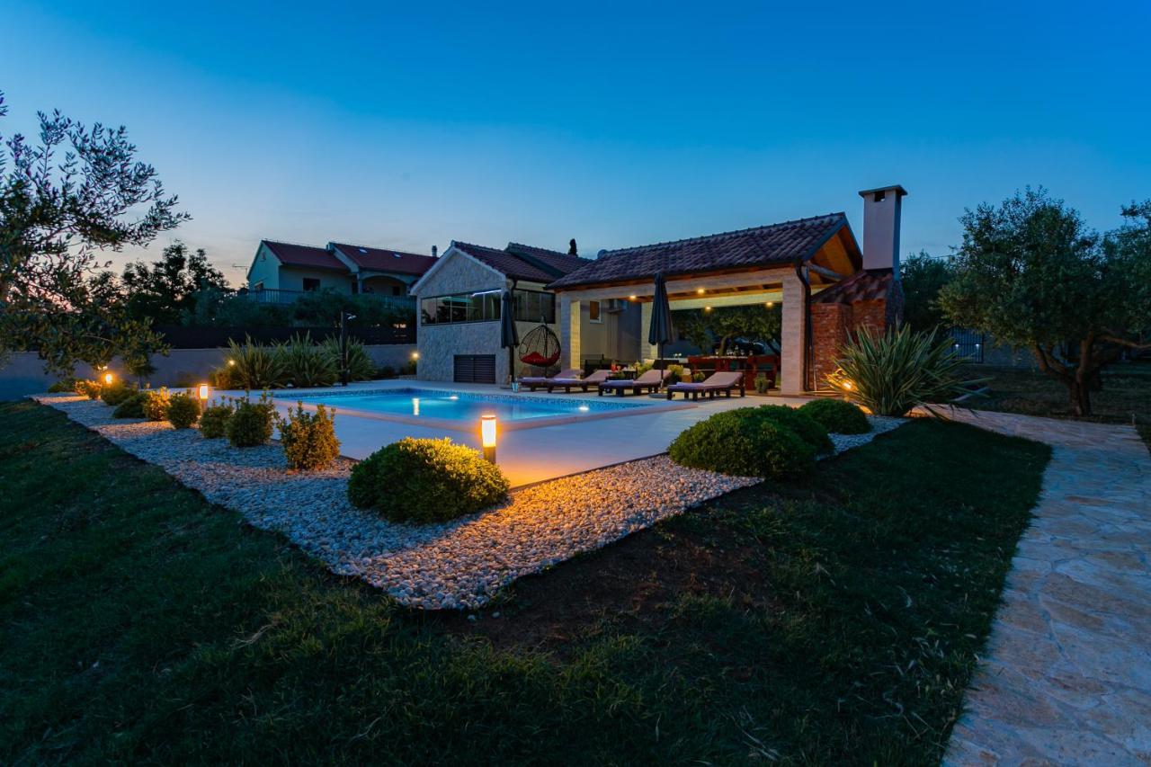 Villa Lorema-Pet Friendly On 5000 Sqm Garden,Pool, Jacuzzi, Billiard&Ps5 Sveti Filip i Jakov Ngoại thất bức ảnh