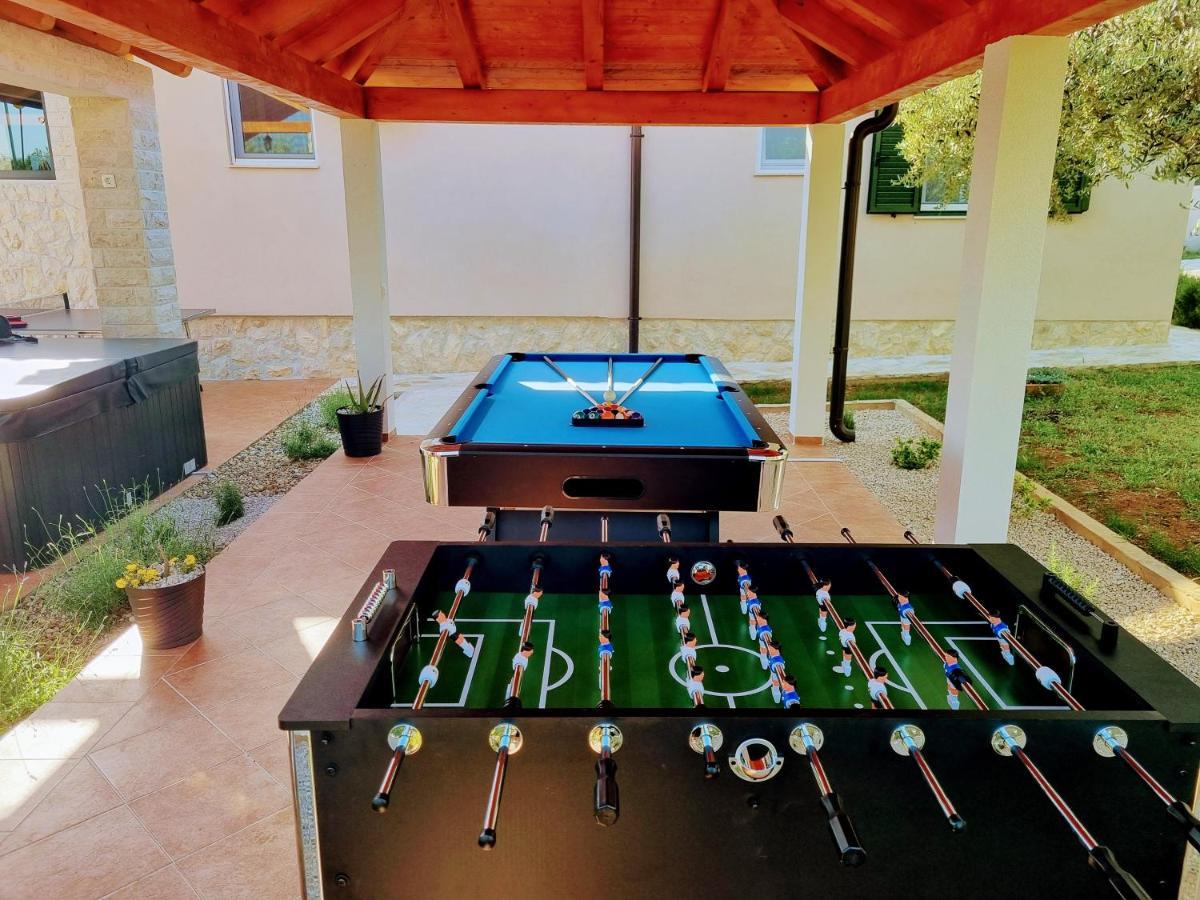 Villa Lorema-Pet Friendly On 5000 Sqm Garden,Pool, Jacuzzi, Billiard&Ps5 Sveti Filip i Jakov Ngoại thất bức ảnh