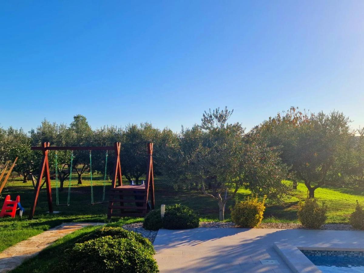 Villa Lorema-Pet Friendly On 5000 Sqm Garden,Pool, Jacuzzi, Billiard&Ps5 Sveti Filip i Jakov Ngoại thất bức ảnh